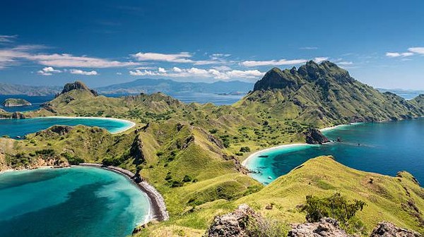 Labuan Bajo merupakan sebuah surga tersembunyi yang ada di Indonesia bagian timur. Desa ini terletak di Kecamatan Komodo, Kabupaten Manggarai Barat, Provinsi Nusa Tenggara Timur yang berbatasan langsung dengan Nusa Tenggara Barat dan dipisahkan oleh Selat Sape. Labuan Bajo adalah salah satu dari lima Destinasi Super Prioritas yang sedang dikembangkan di Indonesia. (Joakimbkk/Getty Images) Labuan Bajo merupakan sebuah surga tersembunyi yang ada di Indonesia bagian timur. Desa ini terletak di Kecamatan Komodo, Kabupaten Manggarai Barat, Provinsi Nusa Tenggara Timur yang berbatasan langsung dengan Nusa Tenggara Barat dan dipisahkan oleh Selat Sape. Labuan Bajo adalah salah satu dari lima Destinasi Super Prioritas yang sedang dikembangkan di Indonesia. (Joakimbkk/Getty Images)