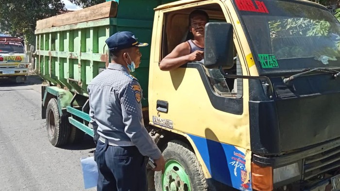 Dinas Perhubungan Pemkab Klaten melakukan sosialisasi larangan truk galian C melintas di wilayah Klaten mulai Kamis (22/12/2022).