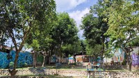Berjalan terus kebelakang dibagian kiri ternyata semakin menarik, ada mini teater yang ditata cukup estetik. Podiumnya disusun secara berundak dengan kursi yang ditata dengan corak beragam.