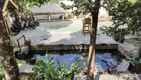 Kolam yang ada di kawasan kafe.