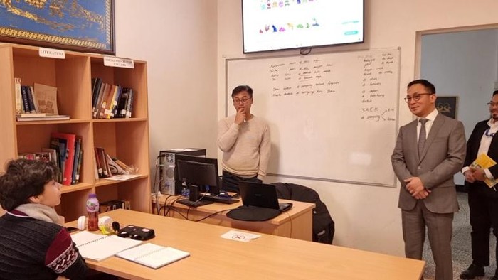 Duta Besar RI untuk Bulgaria merangkap Albania dan Makedonia Utara, Iwan Bogananta mengunjungi kelas Bahasa Indonesia di Universitas Sofia, Bulgaria, Senin (19/12/2022).