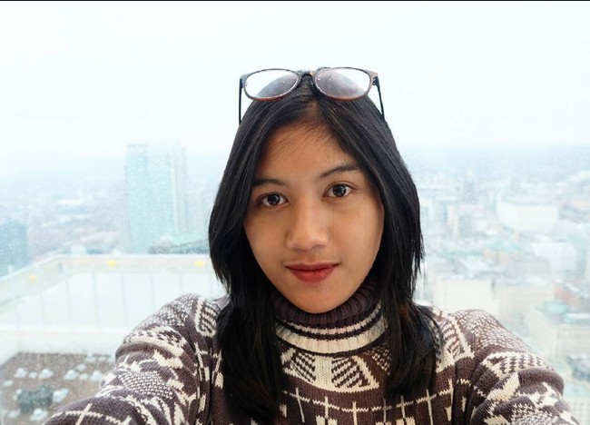 Sebagai Puteri Indonesia DI Yogyakarta 2022, penampilan tentunya menjadi salah satu hal yang cukup penting. Dikenal punya paras cantik nan ayu, Erina tampak percaya diri memamerkan wajah-wajah naturalnya tanpa pulasan makeup. Foto: Instagram/@erinagudono