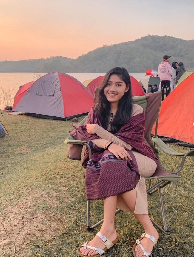 Penampilan Erina Gudono tanpa pulasan makeup pun tetap banjir pujian netizen. Tak sedikit yang memuji kecantikannya dan menyebutnya tetap terlihat ayu. Foto: Instagram/@erinagudono