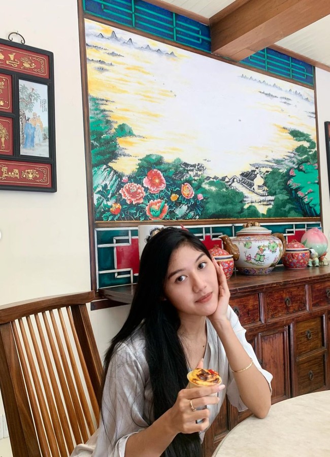 Beberapa netizen menyebut jika Erina memiliki kemiripan dengan artis Bella Saphira. Foto: Instagram/@erinagudono