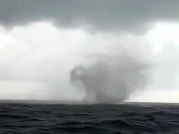 Fenomena waterspout atau belalai gajah di perairan selatan Pacitan