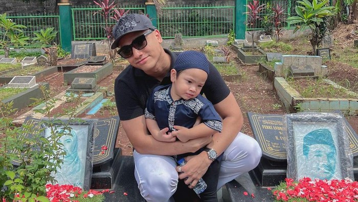 Gala Sky di Makam Mendiang Vanessa Angel dan Bibi Andriansyah Gala Sky di Makam Mendiang Vanessa Angel dan Bibi Andriansyah