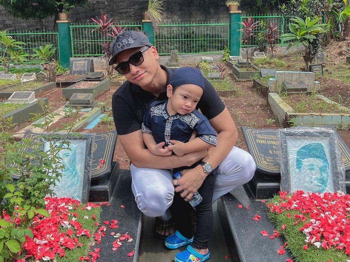 Gala Sky di Makam Mendiang Vanessa Angel dan Bibi Andriansyah
