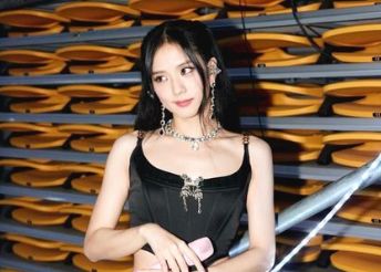 Contoh gaya rambut belah tengah.