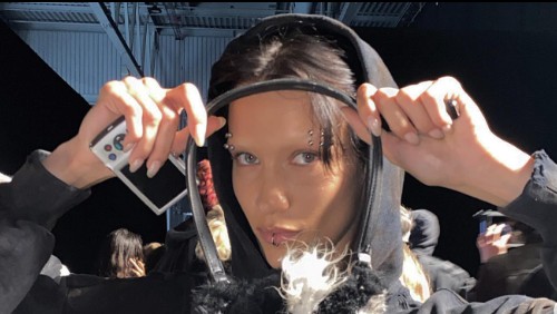 Contoh gaya rambut belah tengah.