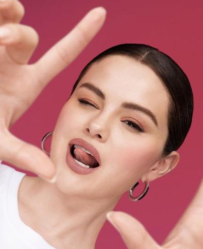 Contoh gaya rambut belah tengah.
