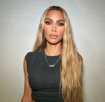 Contoh gaya rambut belah tengah.