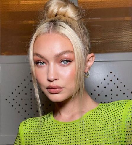 Contoh gaya rambut belah tengah.