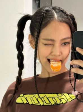 Contoh gaya rambut belah tengah.