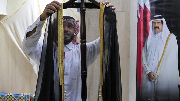 Bisht adalah jubah tradisional Arab yang umum dikenakan warga laki-laki. Bisht yang dipakai Messi berwarna hitam dengan jenis kain transparan lengkap dengan garis sulaman emas di bahu hingga ke pergelangan tangan. (Karim Jaafar/AFP/Getty Images) Â Bisht adalah jubah tradisional Arab yang umum dikenakan warga laki-laki. Bisht yang dipakai Messi berwarna hitam dengan jenis kain transparan lengkap dengan garis sulaman emas di bahu hingga ke pergelangan tangan. (Karim Jaafar/AFP/Getty Images) Â