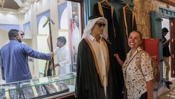 Biasanya Bisht hanya dikenakan di acara khusus dan penting seperti pernikahan, festival, wisuda, dan Hari Raya Idul Fitri. (Karim Jaafar/AFP/Getty Images)  