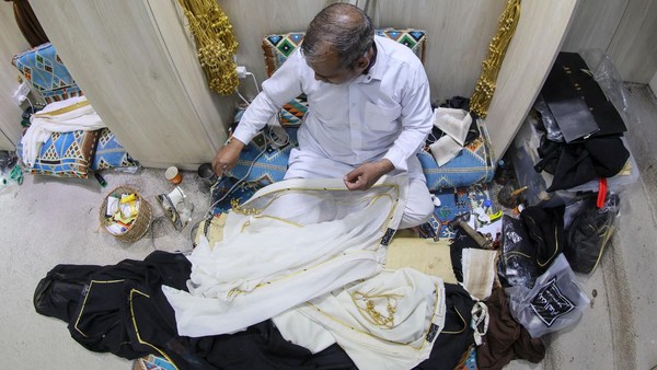 Sebuah Bisht bisa berharga sangat mahal karena sulaman emas, perak, tembaga, dan kain sutra yang digunakan dalam pembuatannya. (Karim Jaafar/AFP/Getty Images)  