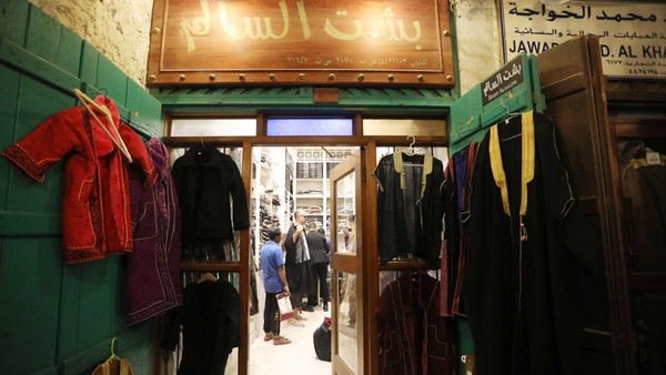 Pasar tradisional Souq Waqif menjadi salah satu tujuan wisatawan yang ingin membeli oleh-oleh khas Qatar atau khas Piala Dunia 2022. (Ashraf Amra/Anadolu Agency/Getty Images) Â Pasar tradisional Souq Waqif menjadi salah satu tujuan wisatawan yang ingin membeli oleh-oleh khas Qatar atau khas Piala Dunia 2022. (Ashraf Amra/Anadolu Agency/Getty Images) Â