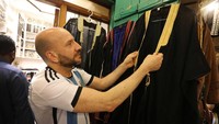 Bisht menjadi buruan wisatawan asing yang berkunjung ke Qatar. (Ashraf Amra/Anadolu Agency/Getty Images)  