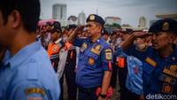 Pasukan dari berbagai satuan turut mengikuti apel.  