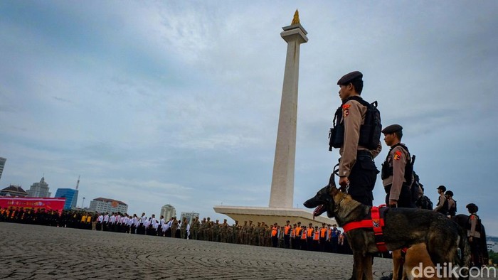 Gelar Apel Bersama, Personil TNI-POLRI Siap Amankan Libur Nataru Operasi Lilin digelar pagi ini di Monas, Jakarta. Operasi Lilin digelar dalam rangka pengamanan pada Hari Raya Natal dan Tahun Baru 2023 atau Nataru, Kamis (22/12/2022).