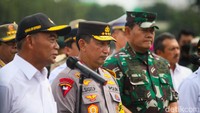 Kapolri Jenderal Listyo Sigit Prabowo dan Panglima TNI Laksamana Yudo Margono memimpin apel Operasi Lilin.   