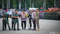 Operasi Lilin dilakukan sebagai tindak lanjut rapat koordinasi antara Polri, TNI, serta kementerian dan lembaga terkait. Kapolri dan Panglima TNI turut menyematkan pita tanda Operasi Lilin.