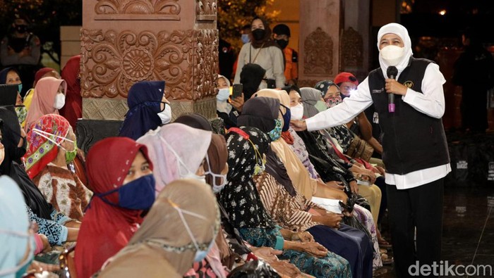 Gubernur Jawa Timur Khofifah Indar Parawansa bertemu warga