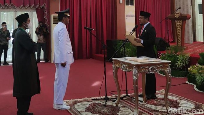 Gubernur Sulsel Andi Sudirman Sulaiman melantik Pj Bupati Takalar Setiawan Aswad.