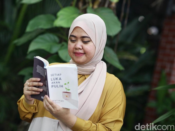 Halimah, Penulis Buku Setiap Luka Akan Pulih yang diterbitkan oleh penerbit Gagasmedia.