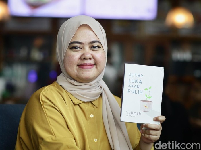 Halimah, Penulis Buku Setiap Luka Akan Pulih yang diterbitkan oleh penerbit Gagasmedia.