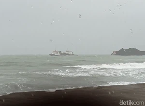 Hujan Angin Seret 5 Tongkang Batubara ke Pesisir Palabuhanratu