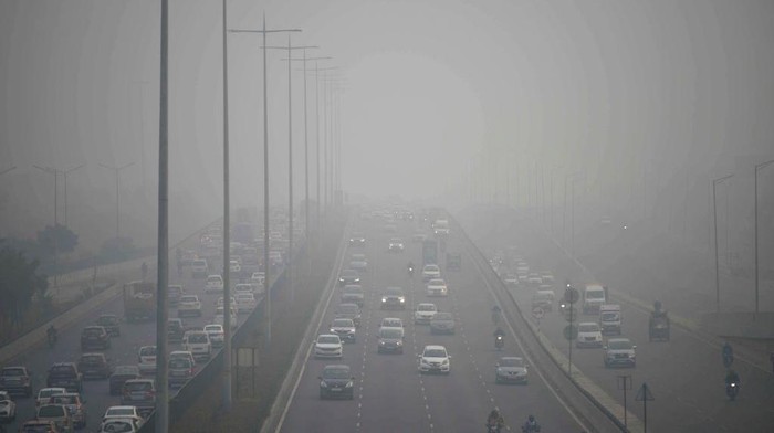 India Diselimuti Kabut Tebal, Jarak Pandang Jadi Terhalang Musim dingin membuat wilayah India diselimuti kabut tebal. Hal ini mengakibatkan beberapa transportasi sedikit terhalang oleh kabut.