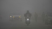 Kabut tebal yang mengganggu pandangan dapat menyebabkan kecelakaan. (AP Photo/Mukhtar Khan) 