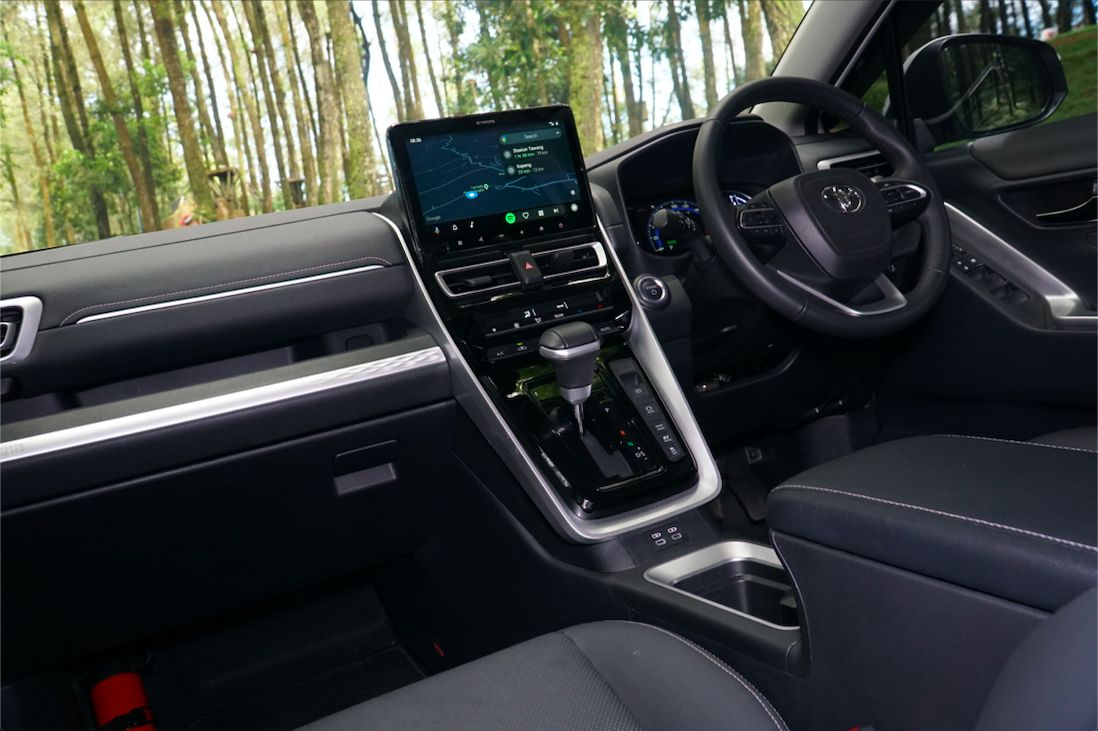 Innova Zenix Hybrid dan Innova Zenix.