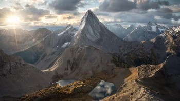 Puncak dan pegunungan Alberta, Kanada yang dramatis, ditangkap dalam gambar pujian yang menakjubkan oleh fotografer Kanada Matt Jackisch Foto: International Landscape Photographer of the Year Awards