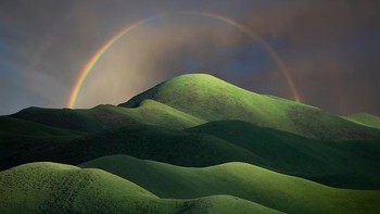 Gambar menakjubkan oleh Tony Wang ini, diambil di provinsi Sichuan di Tiongkok dan berjudul Under The Rainbow, membantunya mendapatkan posisi kedua dalam kategori Fotografer Tahun Ini, Foto: International Landscape Photographer of the Year Awards