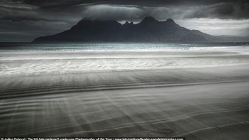 Gambar luar biasa dari cuaca bergolak yang menyelimuti pulau Eigg di Skotlandia yang membuat fotografer Prancis Julien Delaval mendapatkan Penghargaan Pemandangan Laut Foto: International Landscape Photographer of the Year Awards