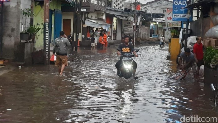 Jalan Kemang Utara IX Jaksel tergenang pukul 17.48 WIB.