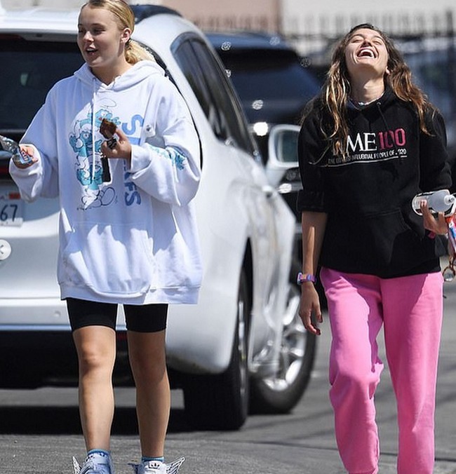Avery dan Jojo Siwa menjalin asmara pada bulan September. Namun hubungan mereka hanya bertahan selama tiga bulan.Foto: dok. Instagram/@itsjojosiwa & @averycyrus