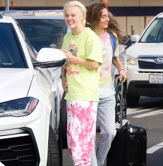 memanfaatkannya. Teks di videonya berbunyi, Tapi aku mencintaimu, kenapa kamu putus denganku??!!! ... JoJo menjawab, kamu memberi tahu salah satu sahabatku bahwa kamu senang bisa berkencan denganku karena kamu mengembangkan kariermu dan ingin mencapai puncak.’Foto: dok. Instagram/@itsjojosiwa & @averycyrus