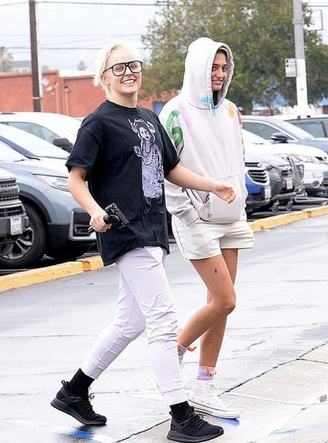 dan membahas hubungannya dengan Avery. Mantan artis cilik itu menyindir mantan kekasihnya itu. Foto: dok. Instagram/@itsjojosiwa & @averycyrus