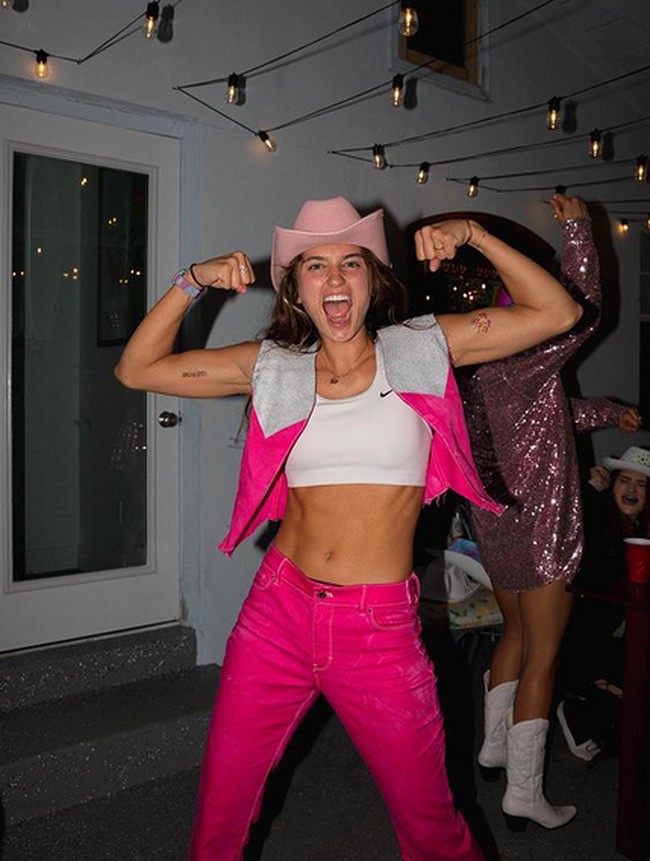 Avery Cyrus merupakan artis TikTok yang populer dari 2019. Avery mengunggah beragam video mulai dari lip sync, dance hingga menyuarakan tentang LGBT. Foto: dok. Instagram/@itsjojosiwa & @averycyrus