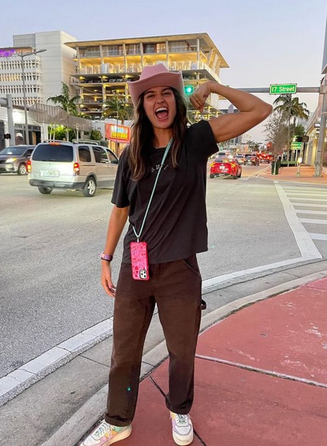 Avery Cyrus punya followers di TikTok lebih dari delapan juta. Banyak yang penasaran, apakah dia memiliki hubungan saudara dengan Miley Cyrus. Nyatanya Avery dan Miley tidak punya hubungan darah. Foto: dok. Instagram/@itsjojosiwa & @averycyrus