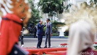 Turun dari mobil, Nguyen Xuan Phuc disambut langsung oleh Jokowi.