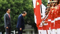 Jokowi dan Nguyen Xuan Phuc lalu berjalan ke halaman depan Istana Bogor. 