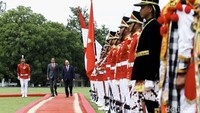 Jokowi dan Nguyen Xuan Phuc melakukan inspeksi pasukan.