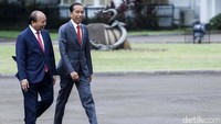 Jokowi dan Nguyen Xuan Phuc tampak berbincang-bincang santai sambil berjalan ke Istana Bogor.
