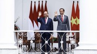 Jokowi dan Nguyen Xuan Phuc juga sempat melakukan sesi foto bersama sebelum melakukan pertemuan.