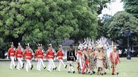 Selain berseragam lengkap, Paspampres juga mengenakan pakaian adat dalam upacara penyambutan Nguyen Xuan Phuc.