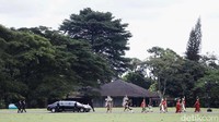 Upacara penyambutan Nguyen Xuan Phuc dilakukan sejak mobil yang ditumpanginya memasuki gerbang Istana Kepresidenan Bogor, Jawa Barat, Kamis (22/12/2022) sekitar pukul 10.00 WIB.